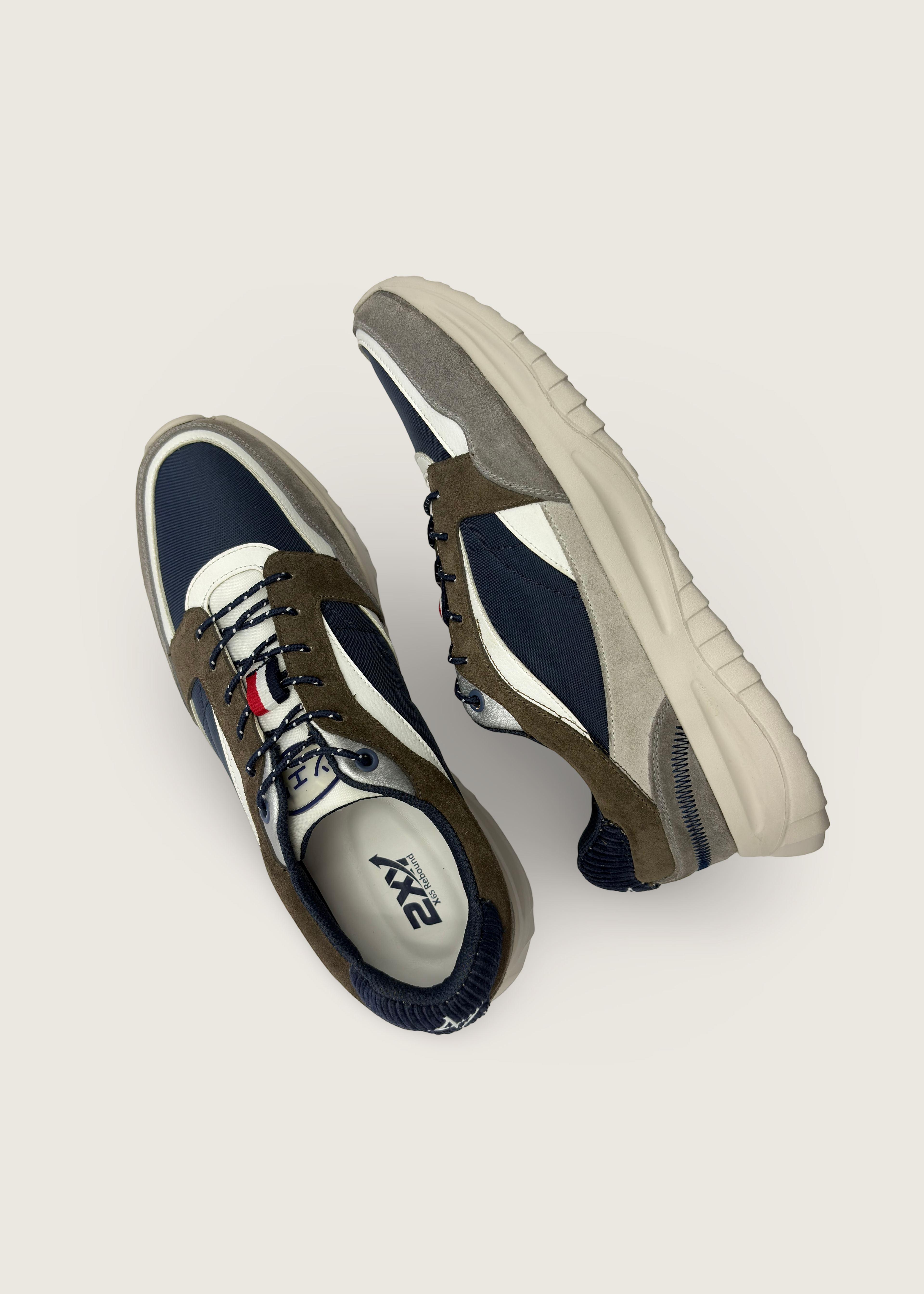 海 Men's KAI in dark grey and pumice leather suede with navy blue nylon parachute taffeta