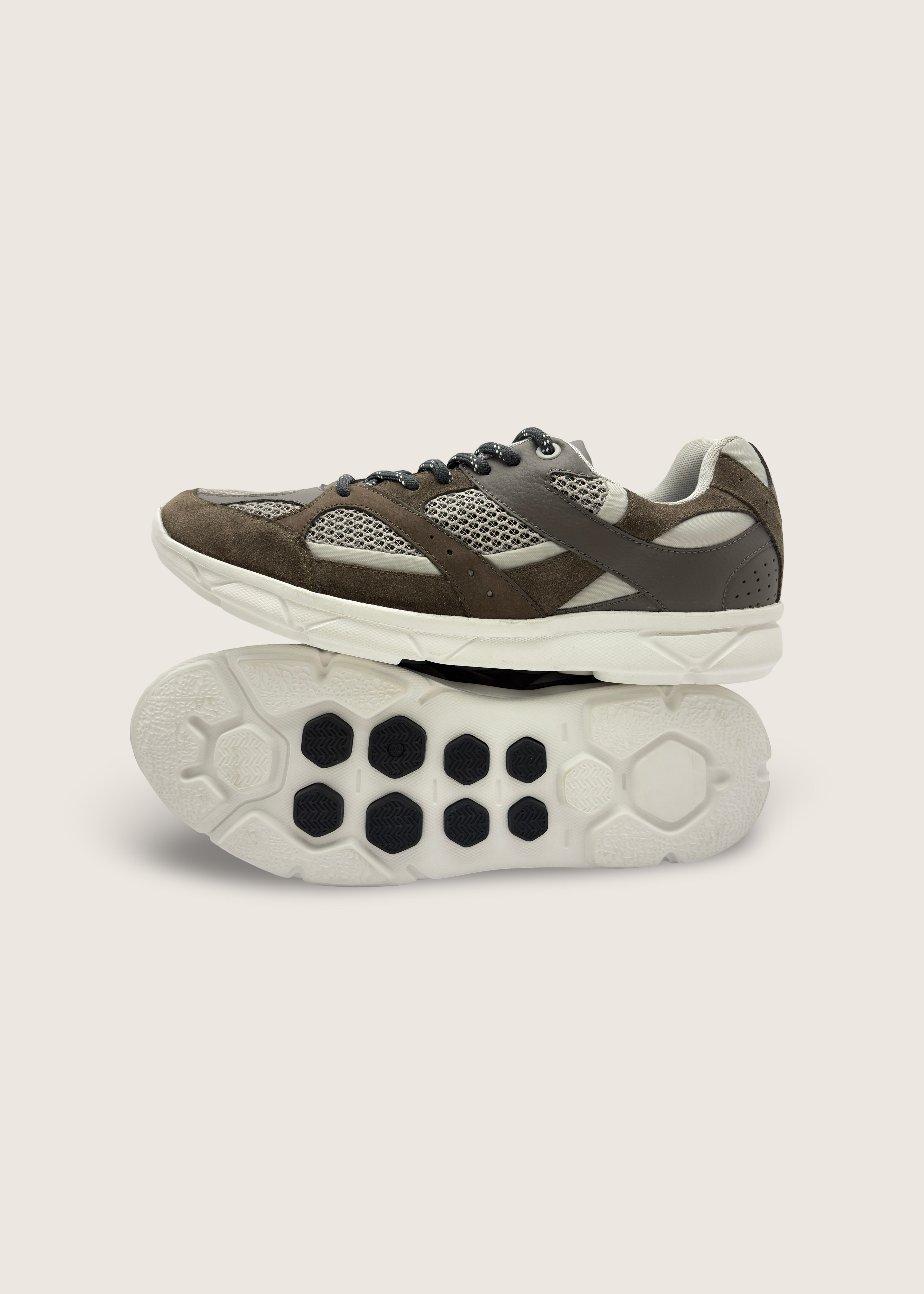 富士 Men's FUJI in charcoal grey leather nubuck with silver grey technical mesh panels