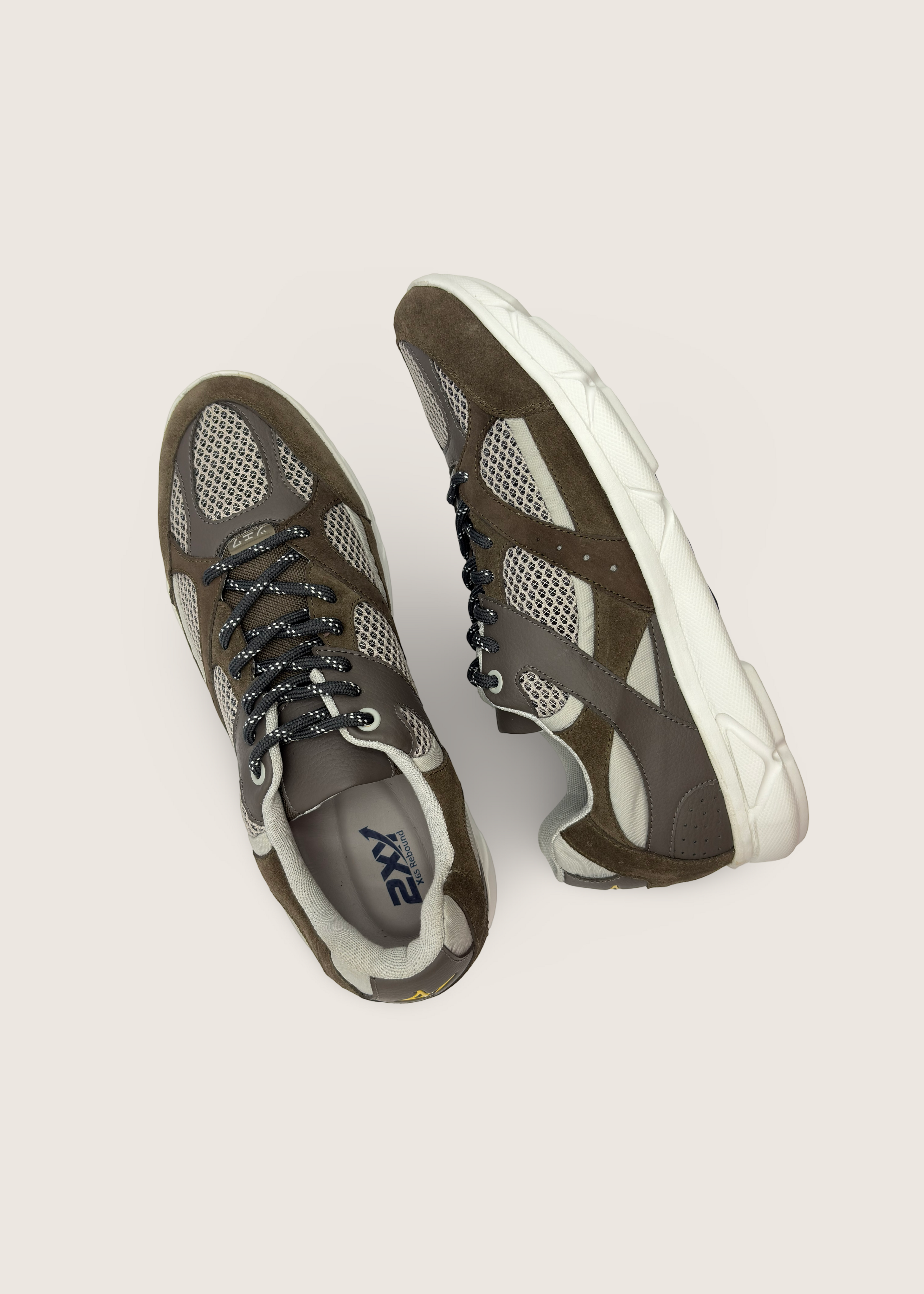 富士 Men's FUJI in charcoal grey leather nubuck with silver grey technical mesh panels